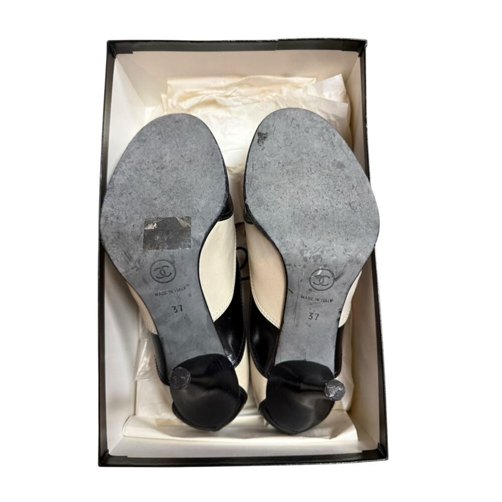 Vintage CHANEL Black Cream Two-tone Oxford Pumps with bags/box size 37 - Picture 7 of 11